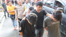 Sejumlah terduga pelaku pencurian kabel tower digiring oleh personel Resmob Polres Tana Toraja usai berhasil diamankan di dua lokasi berbeda. Tana Toraja, Sabtu (14/6/2025) (Foto: Humas).