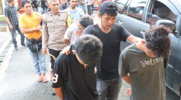 Sejumlah terduga pelaku pencurian kabel tower digiring oleh personel Resmob Polres Tana Toraja usai berhasil diamankan di dua lokasi berbeda. Tana Toraja, Sabtu (14/6/2025) (Foto: Humas).