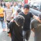 Sejumlah terduga pelaku pencurian kabel tower digiring oleh personel Resmob Polres Tana Toraja usai berhasil diamankan di dua lokasi berbeda. Tana Toraja, Sabtu (14/6/2025) (Foto: Humas).