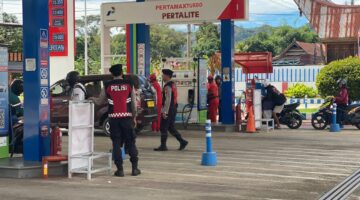 Satuan Samapta Polres Tana Toraja terus mengintensifkan Kegiatan Rutin yang Ditingkatkan (KRYD) di sejumlah titik keramaian, Minggu malam, (15/6/2025) (Foto: Humas).