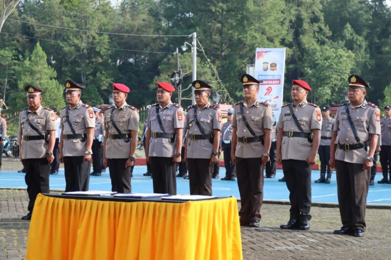 Para pejabat Polres Toraja Utara saat mengikuti upacara Serah Terima Jabatan (Sertijab) dan pelantikan yang dipimpin langsung oleh Kapolres AKBP Stephanus Luckyto A.W., S.I.K., S.H., M.Si di halaman Mapolres Toraja Utara. Toraja Utara, (16/6/2025) (Foto: Humas).