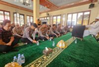 Personel Polres Tana Toraja mengikuti kegiatan Bimbingan Rohani dan Mental (Binrohtal) bersama ustaz pembina rohani, dalam suasana khidmat dan tertib di Masjid Hafidz Al-Husain, Mapolres Tana Toraja, Kamis pagi, (19/6/2025) (Foto: Humas).