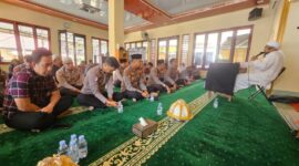 Personel Polres Tana Toraja mengikuti kegiatan Bimbingan Rohani dan Mental (Binrohtal) bersama ustaz pembina rohani, dalam suasana khidmat dan tertib di Masjid Hafidz Al-Husain, Mapolres Tana Toraja, Kamis pagi, (19/6/2025) (Foto: Humas).