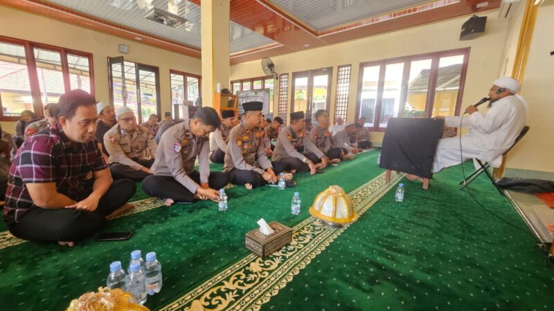 Personel Polres Tana Toraja mengikuti kegiatan Bimbingan Rohani dan Mental (Binrohtal) bersama ustaz pembina rohani, dalam suasana khidmat dan tertib di Masjid Hafidz Al-Husain, Mapolres Tana Toraja, Kamis pagi, (19/6/2025) (Foto: Humas).
