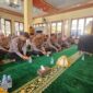 Personel Polres Tana Toraja mengikuti kegiatan Bimbingan Rohani dan Mental (Binrohtal) bersama ustaz pembina rohani, dalam suasana khidmat dan tertib di Masjid Hafidz Al-Husain, Mapolres Tana Toraja, Kamis pagi, (19/6/2025) (Foto: Humas).