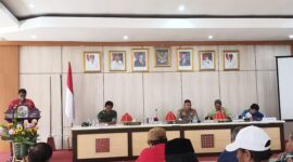 Wakil Bupati Toraja Utara, Andrew Branch Silambi yang membuka rapat koordinasi lintas sektor, dalam mewujudkan swasembada jagung, di ruang polah kantor Bupati Toraja Utara, Jumat (20/6/25). (Zul/gasingnews.com)
