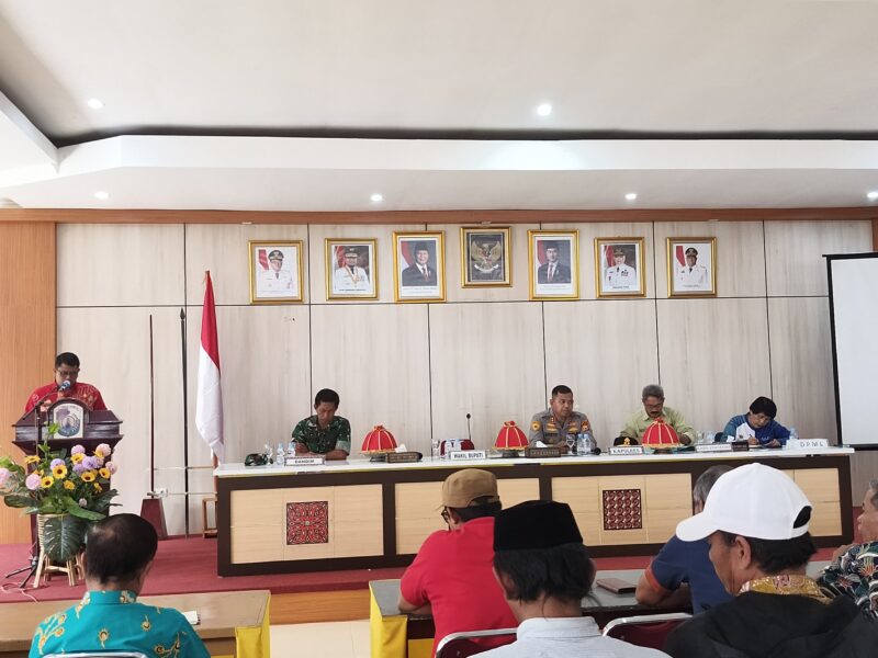 Wakil Bupati Toraja Utara, Andrew Branch Silambi yang membuka rapat koordinasi lintas sektor, dalam mewujudkan swasembada jagung, di ruang polah kantor Bupati Toraja Utara, Jumat (20/6/25). (Zul/gasingnews.com)