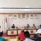 Wakil Bupati Toraja Utara, Andrew Branch Silambi yang membuka rapat koordinasi lintas sektor, dalam mewujudkan swasembada jagung, di ruang polah kantor Bupati Toraja Utara, Jumat (20/6/25). (Zul/gasingnews.com)