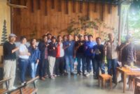 Kasat Reskrim Polres Torut, IPTU Ruxon (Tengah) berpose bersama awak media usai ngopi bareng di cafe Maballo, Sabtu (21/6/25). Foto : (Istimewa)