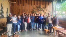 Kasat Reskrim Polres Torut, IPTU Ruxon (Tengah) berpose bersama awak media usai ngopi bareng di cafe Maballo, Sabtu (21/6/25). Foto : (Istimewa)