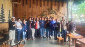Kasat Reskrim Polres Torut, IPTU Ruxon (Tengah) berpose bersama awak media usai ngopi bareng di cafe Maballo, Sabtu (21/6/25). Foto : (Istimewa)