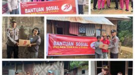 Jajaran Personel Polsek se Toraja Utara bersama Bhayangkari Cabang Toraja Utara menyerahkan bantuan sosial berupa paket sembako kepada warga kurang mampu dalam rangka menyambut Hari Bhayangkara ke-79. Kegiatan ini dilakukan secara door to door di berbagai wilayah di Kabupaten Toraja Utara. Toraja Utara, Rabu (25/6/2025) (Foto: Humas).