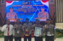 Kasi Propam Polres Toraja Utara bersama jajaran menerima penghargaan satuan terbaik Propam dalam Rakernis Bidpropam Polda Sulsel Tahun 2025. Makassar, Rabu (25/6/2025) (Foto: Humas).