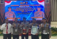 Kasi Propam Polres Toraja Utara bersama jajaran menerima penghargaan satuan terbaik Propam dalam Rakernis Bidpropam Polda Sulsel Tahun 2025. Makassar, Rabu (25/6/2025) (Foto: Humas).