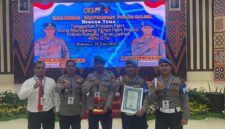 Kasi Propam Polres Toraja Utara bersama jajaran menerima penghargaan satuan terbaik Propam dalam Rakernis Bidpropam Polda Sulsel Tahun 2025. Makassar, Rabu (25/6/2025) (Foto: Humas).