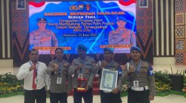 Kasi Propam Polres Toraja Utara bersama jajaran menerima penghargaan satuan terbaik Propam dalam Rakernis Bidpropam Polda Sulsel Tahun 2025. Makassar, Rabu (25/6/2025) (Foto: Humas).