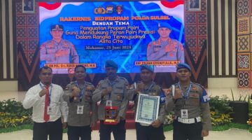 Kasi Propam Polres Toraja Utara bersama jajaran menerima penghargaan satuan terbaik Propam dalam Rakernis Bidpropam Polda Sulsel Tahun 2025. Makassar, Rabu (25/6/2025) (Foto: Humas).