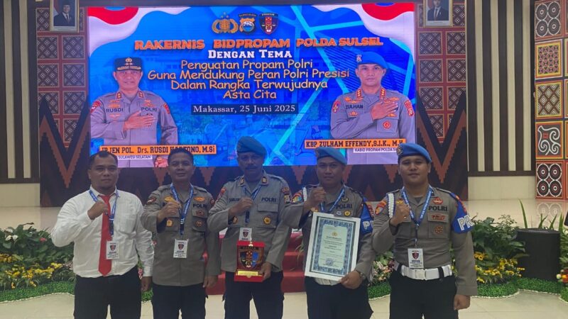 Kasi Propam Polres Toraja Utara bersama jajaran menerima penghargaan satuan terbaik Propam dalam Rakernis Bidpropam Polda Sulsel Tahun 2025. Makassar, Rabu (25/6/2025) (Foto: Humas).
