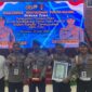 Kasi Propam Polres Toraja Utara bersama jajaran menerima penghargaan satuan terbaik Propam dalam Rakernis Bidpropam Polda Sulsel Tahun 2025. Makassar, Rabu (25/6/2025) (Foto: Humas).