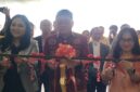 Bupati Toraja Utara Frederik Victor Palimbong didampingi Direktur Utama PT. Jas Mulia Dewi Sartika Pasande dan Owner D'RJ Toraja Hotel & Convention Hall Gita Mantong saat melakukan pengguntingan pita sebagai tanda peresmian berlangsung di Lembang Bua Tallulolo, Kecamatan Kesu, Toraja Utara, Sabtu (28/6/2025) (Foto: Fred)