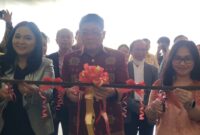 Bupati Toraja Utara Frederik Victor Palimbong didampingi Direktur Utama PT. Jas Mulia Dewi Sartika Pasande dan Owner D'RJ Toraja Hotel & Convention Hall Gita Mantong saat melakukan pengguntingan pita sebagai tanda peresmian berlangsung di Lembang Bua Tallulolo, Kecamatan Kesu, Toraja Utara, Sabtu (28/6/2025) (Foto: Fred)