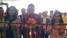 Bupati Toraja Utara Frederik Victor Palimbong didampingi Direktur Utama PT. Jas Mulia Dewi Sartika Pasande dan Owner D'RJ Toraja Hotel & Convention Hall Gita Mantong saat melakukan pengguntingan pita sebagai tanda peresmian berlangsung di Lembang Bua Tallulolo, Kecamatan Kesu, Toraja Utara, Sabtu (28/6/2025) (Foto: Fred)