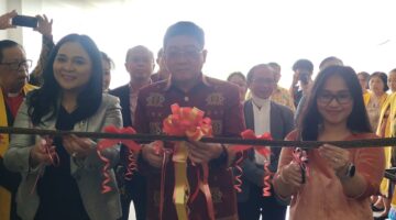 Bupati Toraja Utara Frederik Victor Palimbong didampingi Direktur Utama PT. Jas Mulia Dewi Sartika Pasande dan Owner D'RJ Toraja Hotel & Convention Hall Gita Mantong saat melakukan pengguntingan pita sebagai tanda peresmian berlangsung di Lembang Bua Tallulolo, Kecamatan Kesu, Toraja Utara, Sabtu (28/6/2025) (Foto: Fred)