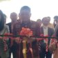 Bupati Toraja Utara Frederik Victor Palimbong didampingi Direktur Utama PT. Jas Mulia Dewi Sartika Pasande dan Owner D'RJ Toraja Hotel & Convention Hall Gita Mantong saat melakukan pengguntingan pita sebagai tanda peresmian berlangsung di Lembang Bua Tallulolo, Kecamatan Kesu, Toraja Utara, Sabtu (28/6/2025) (Foto: Fred)