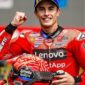 Marc Marquez menunjukkan selebrasi usai menjuarai Sprint Race MotoGP Belanda 2025 bersama tim Ducati Lenovo, di Sirkuit Assen, Belanda, Sabtu (28/6/2025) (Foto: Istimewa).