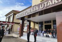 Kapolres Toraja Utara, AKBP. Stephanus Luckyto A.W saat akan memasuki lapangan upacara sebagai inspektur upacara pada hari peringatan HUT Ke-79 Bhayangkara, di halaman Mapolres Toraja Utara, Selasa (1/7/25). (Dok. Zul/gasingnews.com)