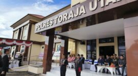 Kapolres Toraja Utara, AKBP. Stephanus Luckyto A.W saat akan memasuki lapangan upacara sebagai inspektur upacara pada hari peringatan HUT Ke-79 Bhayangkara, di halaman Mapolres Toraja Utara, Selasa (1/7/25). (Dok. Zul/gasingnews.com)