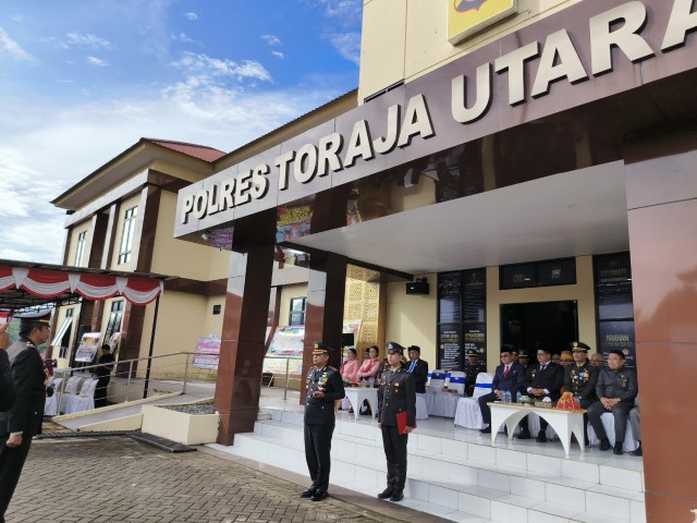 Kapolres Toraja Utara, AKBP. Stephanus Luckyto A.W saat akan memasuki lapangan upacara sebagai inspektur upacara pada hari peringatan HUT Ke-79 Bhayangkara, di halaman Mapolres Toraja Utara, Selasa (1/7/25). (Dok. Zul/gasingnews.com)