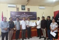 Ketua KPU Toraja Utara, Jan Hery Pakan didampingi empat komisioner KPU Toraja Utara saat menyerahkan berita acara rekapitulasi pemuktahiran Data Pemilih Berkelanjutan Triwulan II kepada perwakilan Disdukcapil Toraja Utara dan para pemangku kepentingan lainnya di ruang rapat KPU Toraja Utara, Rabu (2/7/25). (Dok. Zul/gasingnews.com)
