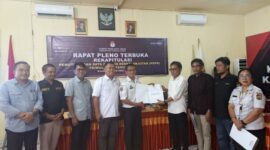Ketua KPU Toraja Utara, Jan Hery Pakan didampingi empat komisioner KPU Toraja Utara saat menyerahkan berita acara rekapitulasi pemuktahiran Data Pemilih Berkelanjutan Triwulan II kepada perwakilan Disdukcapil Toraja Utara dan para pemangku kepentingan lainnya di ruang rapat KPU Toraja Utara, Rabu (2/7/25). (Dok. Zul/gasingnews.com)