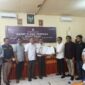 Ketua KPU Toraja Utara, Jan Hery Pakan didampingi empat komisioner KPU Toraja Utara saat menyerahkan berita acara rekapitulasi pemuktahiran Data Pemilih Berkelanjutan Triwulan II kepada perwakilan Disdukcapil Toraja Utara dan para pemangku kepentingan lainnya di ruang rapat KPU Toraja Utara, Rabu (2/7/25). (Dok. Zul/gasingnews.com)