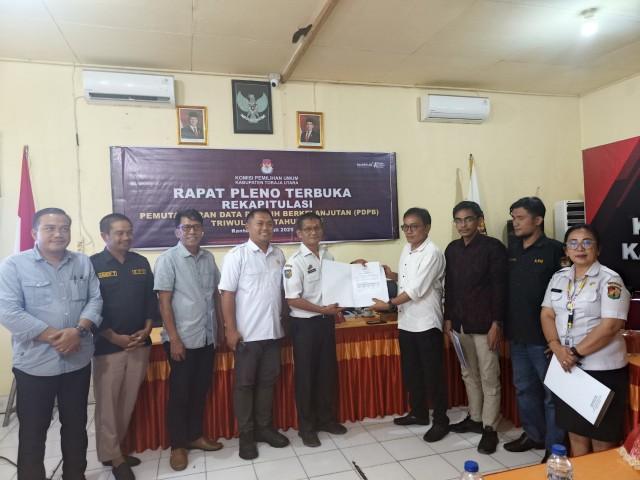 Ketua KPU Toraja Utara, Jan Hery Pakan didampingi empat komisioner KPU Toraja Utara saat menyerahkan berita acara rekapitulasi pemuktahiran Data Pemilih Berkelanjutan Triwulan II kepada perwakilan Disdukcapil Toraja Utara dan para pemangku kepentingan lainnya di ruang rapat KPU Toraja Utara, Rabu (2/7/25). (Dok. Zul/gasingnews.com)