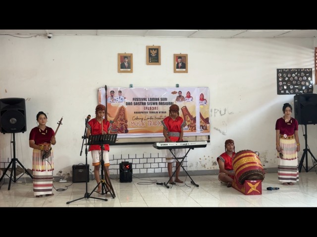 Salah satu peserta cabang seni dan sastra yang sementara berlomba pada kegiatan FLS3N di SMA Negeri 2 Toraja Utara, Kamis (4/7/25).