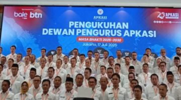 Menteri Dalam Negeri (Mendagri) Tito Karnavian secara resmi melantik jajaran pengurus Asosiasi Pemerintah Kabupaten Seluruh Indonesia (Apkasi) masa bakti 2025-2030, di di Grand Sahid Jaya Hotel, Jl. Jendral Sudirman, Jakarta Pusat, pada Kamis, (17/7/25).