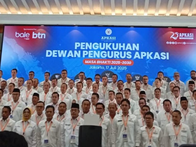 Menteri Dalam Negeri (Mendagri) Tito Karnavian secara resmi melantik jajaran pengurus Asosiasi Pemerintah Kabupaten Seluruh Indonesia (Apkasi) masa bakti 2025-2030, di di Grand Sahid Jaya Hotel, Jl. Jendral Sudirman, Jakarta Pusat, pada Kamis, (17/7/25).