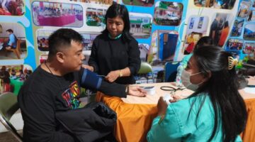 Masyarakat yang sementara memeriksa kesehatan di stand pameran pembangunan Dinas Kesehatan Toraja Utara di alun-alun kota Rantepao, Senin malam (21/7/25). (Dok.Zul/gasingnews.com)
