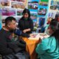 Masyarakat yang sementara memeriksa kesehatan di stand pameran pembangunan Dinas Kesehatan Toraja Utara di alun-alun kota Rantepao, Senin malam (21/7/25). (Dok.Zul/gasingnews.com)
