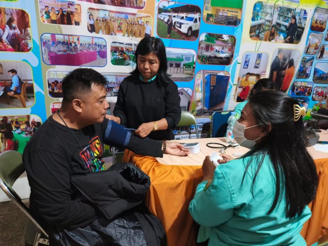 Masyarakat yang sementara memeriksa kesehatan di stand pameran pembangunan Dinas Kesehatan Toraja Utara di alun-alun kota Rantepao, Senin malam (21/7/25). (Dok.Zul/gasingnews.com)