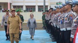 Bupati Toraja Utara Frederick V. Palimbong bersama Forkopimda melakukan pengecekan pasukan dalam Apel Gelar Operasi Patuh Pallawa 2025 di Lapangan Apel Mapolres Toraja Utara, Senin (14/07/2025) (Foto: Humas).