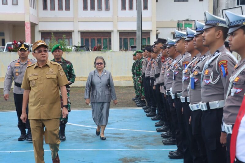 Bupati Toraja Utara Frederick V. Palimbong bersama Forkopimda melakukan pengecekan pasukan dalam Apel Gelar Operasi Patuh Pallawa 2025 di Lapangan Apel Mapolres Toraja Utara, Senin (14/07/2025) (Foto: Humas).