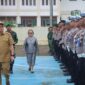 Bupati Toraja Utara Frederick V. Palimbong bersama Forkopimda melakukan pengecekan pasukan dalam Apel Gelar Operasi Patuh Pallawa 2025 di Lapangan Apel Mapolres Toraja Utara, Senin (14/07/2025) (Foto: Humas).