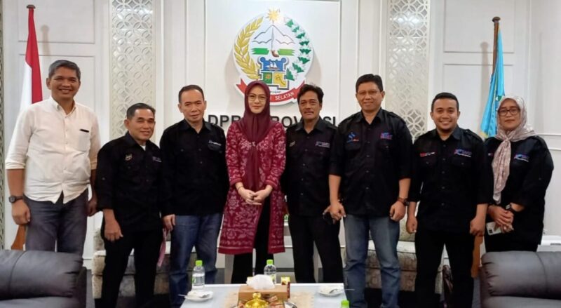 Ketua DPRD Sulsel Rachmatika Dewi menerima audiensi Ketua SMSI Sulsel Anwar Sanusi bersama pengurus di ruang kerja DPRD Sulsel, Rabu (16/7/2025) (Foto: Redaksi).