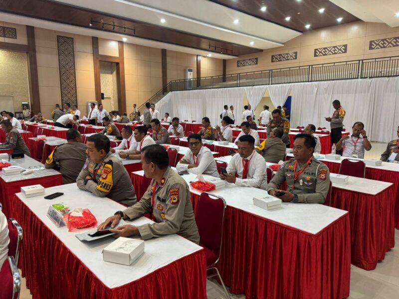 Kapolres Toraja Utara, AKBP Stephanus Luckyto A.W. menegaskan komitmen Polres Toraja Utara untuk terus meningkatkan kualitas pelayanan publik saat menghadiri Gelar Operasional Triwulan II Tahun 2025 yang digelar di Aula Mappaoddang, Mapolda Sulsel, Rabu (16/07/2025) (Foto: Humas).