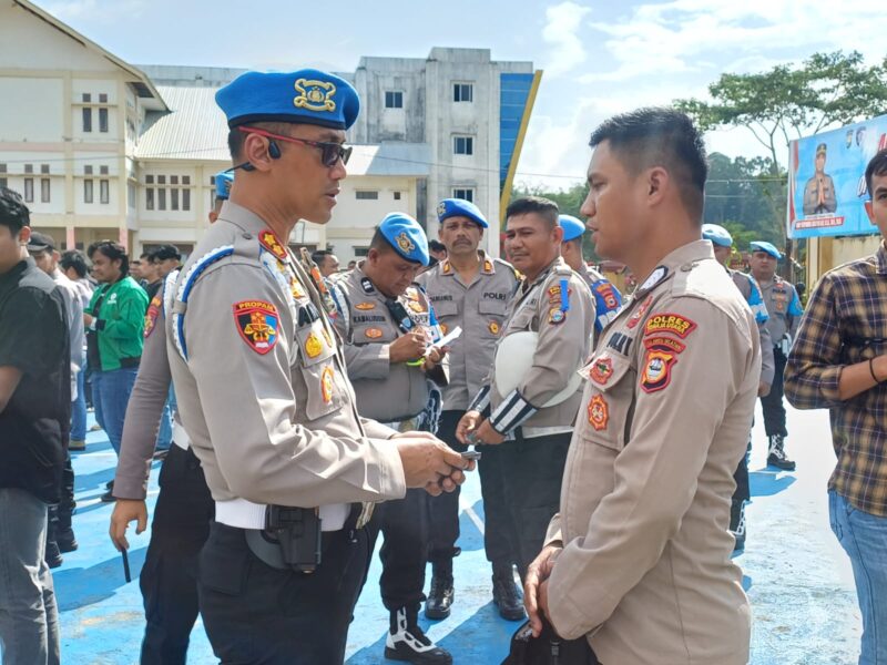Kasubbid Provos Bidpropam Polda Sulsel, AKBP Andi Baso Rahman, memimpin Gaktiblin) terhadap personel Polres Toraja Utara di Mapolres Toraja Utara, Selasa (15/7/2025) (Foto: Humas).