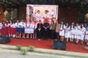 Anggota DPR RI Komisi X dari Partai NasDem, Eva Stevani Rataba (ESR), menyerahkan secara simbolis bantuan Program Indonesia Pintar (PIP) kepada 2.880 siswa berlangsung di Alun-Alun Rantepao, Toraja Utara, Senin (28/7/2025) (Foto: Humas)