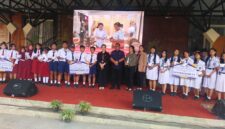 Anggota DPR RI Komisi X dari Partai NasDem, Eva Stevani Rataba (ESR), menyerahkan secara simbolis bantuan Program Indonesia Pintar (PIP) kepada 2.880 siswa berlangsung di Alun-Alun Rantepao, Toraja Utara, Senin (28/7/2025) (Foto: Humas)